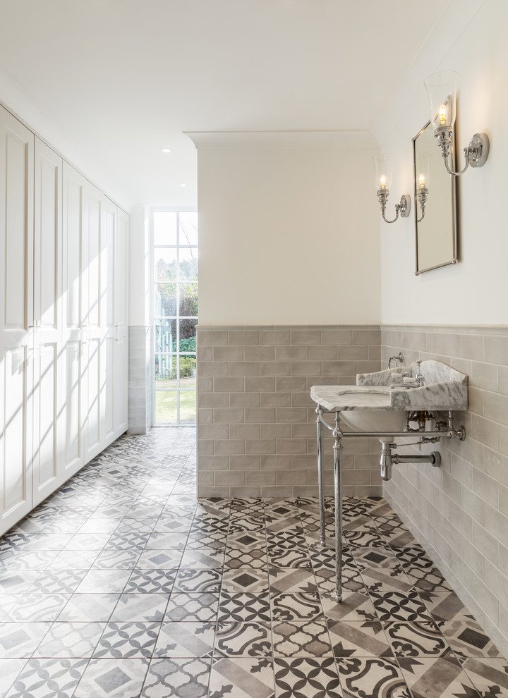 Imagen de cuarto de baño clásico renovado con baldosas y/o azulejos grises, baldosas y/o azulejos de cerámica, paredes multicolor, suelo de azulejos de cemento, lavabo tipo consola y suelo gris