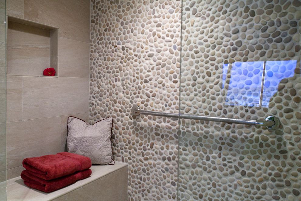 Modernes Badezimmer mit Kieselfliesen und beiger Wandfarbe in San Diego