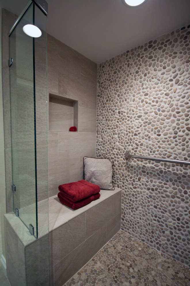 Источник вдохновения для домашнего уюта: большая главная ванная комната в современном стиле с разноцветной плиткой, галечной плиткой, коричневыми стенами, полом из галечной плитки и коричневым полом