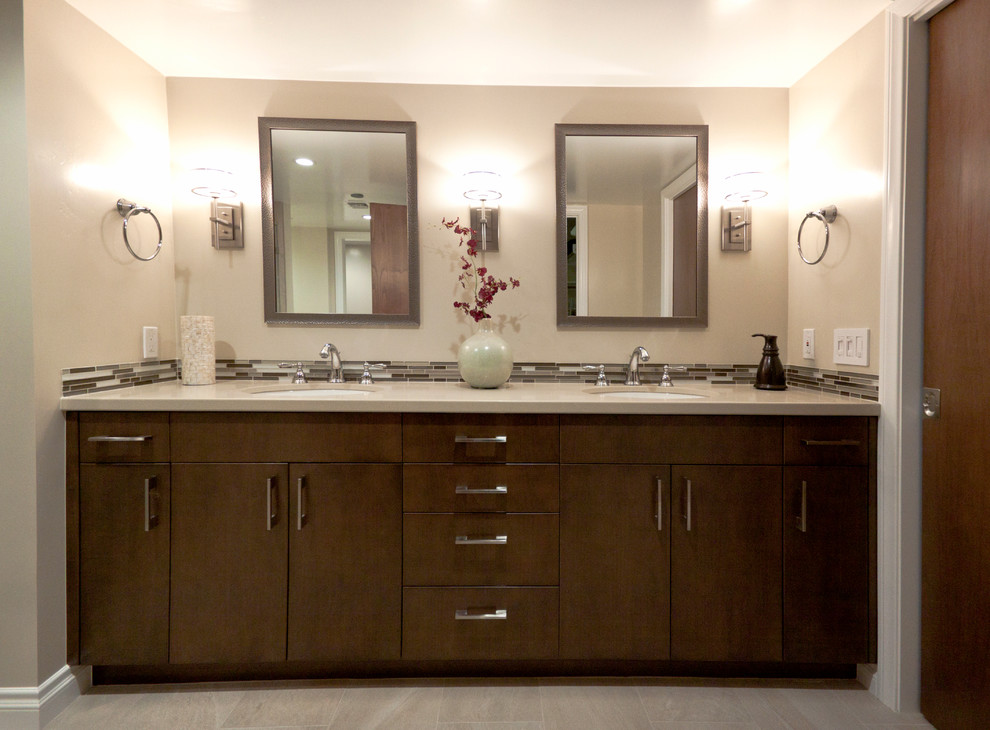 Cette image montre une salle de bain principale design en bois foncé de taille moyenne avec un placard à porte plane, un carrelage multicolore, des carreaux en allumettes, un mur beige, un sol en carrelage de porcelaine, un lavabo encastré, un sol beige, un plan de toilette beige et meuble double vasque.