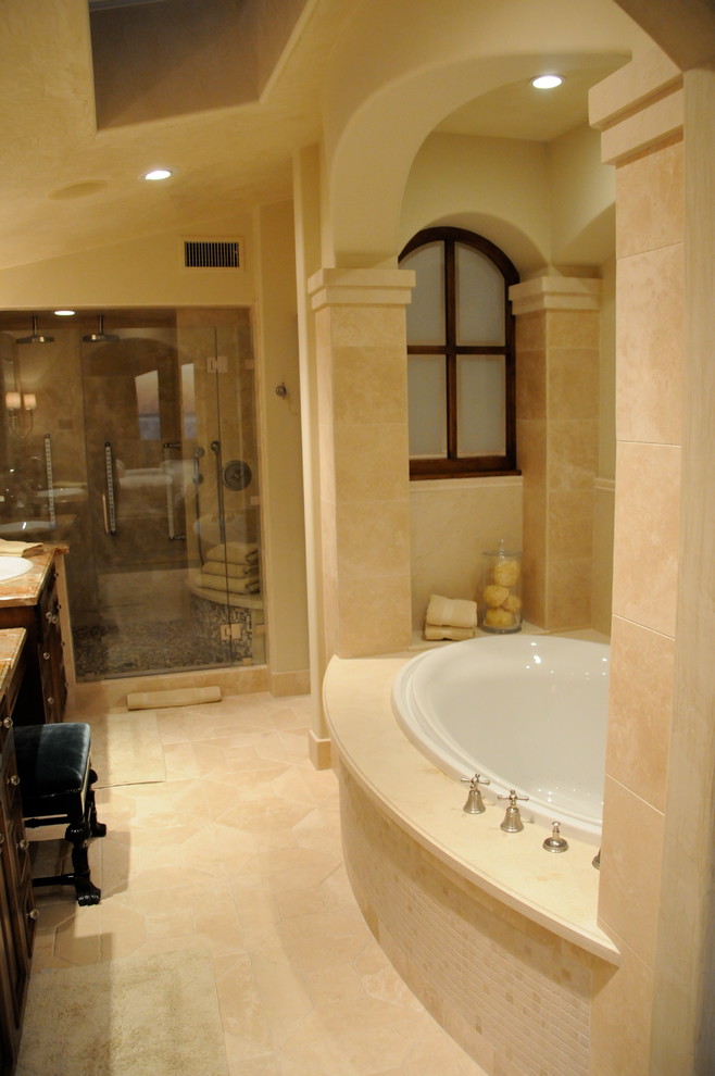 На фото: большая главная ванная комната в классическом стиле с фасадами с утопленной филенкой, темными деревянными фасадами, накладной ванной, душем в нише, унитазом-моноблоком, бежевой плиткой, керамической плиткой, бежевыми стенами, полом из керамической плитки, накладной раковиной и столешницей из оникса с