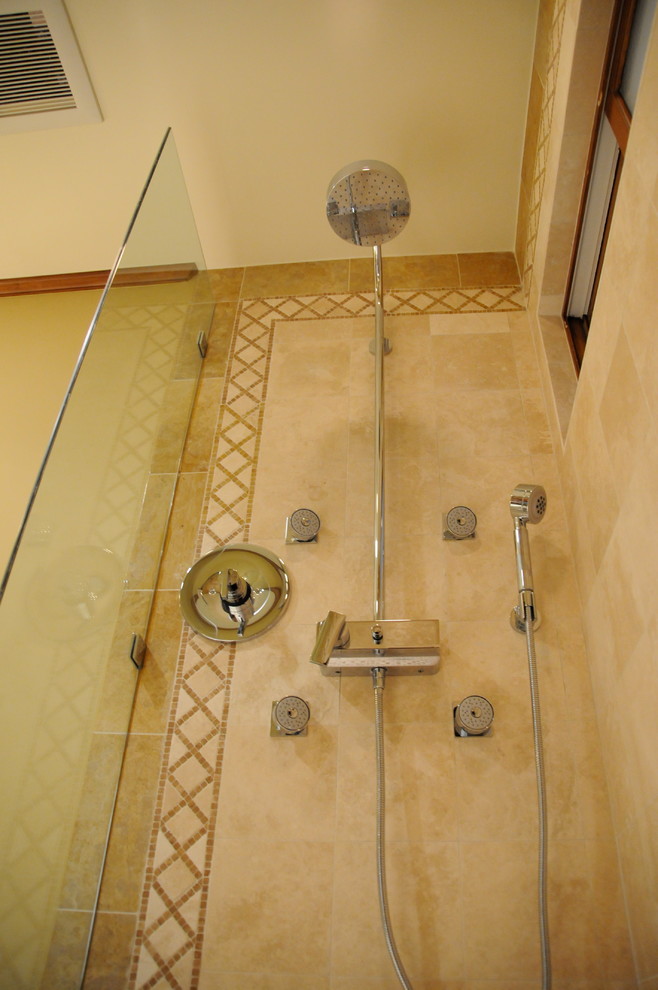 Inspiration för små klassiska badrum med dusch, med beige skåp, beige kakel, keramikplattor och bänkskiva i täljsten