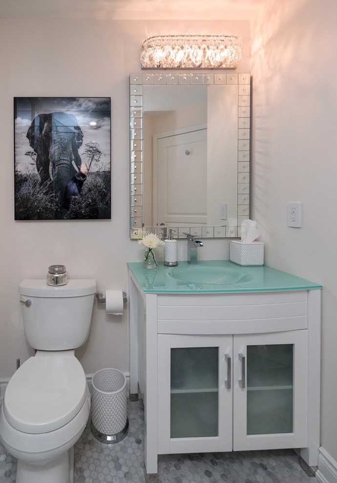 На фото: ванная комната среднего размера в современном стиле с стеклянными фасадами, белыми фасадами, душем в нише, раздельным унитазом, серой плиткой, мраморной плиткой, белыми стенами, мраморным полом, душевой кабиной, монолитной раковиной, стеклянной столешницей, серым полом, душем с распашными дверями и бирюзовой столешницей с