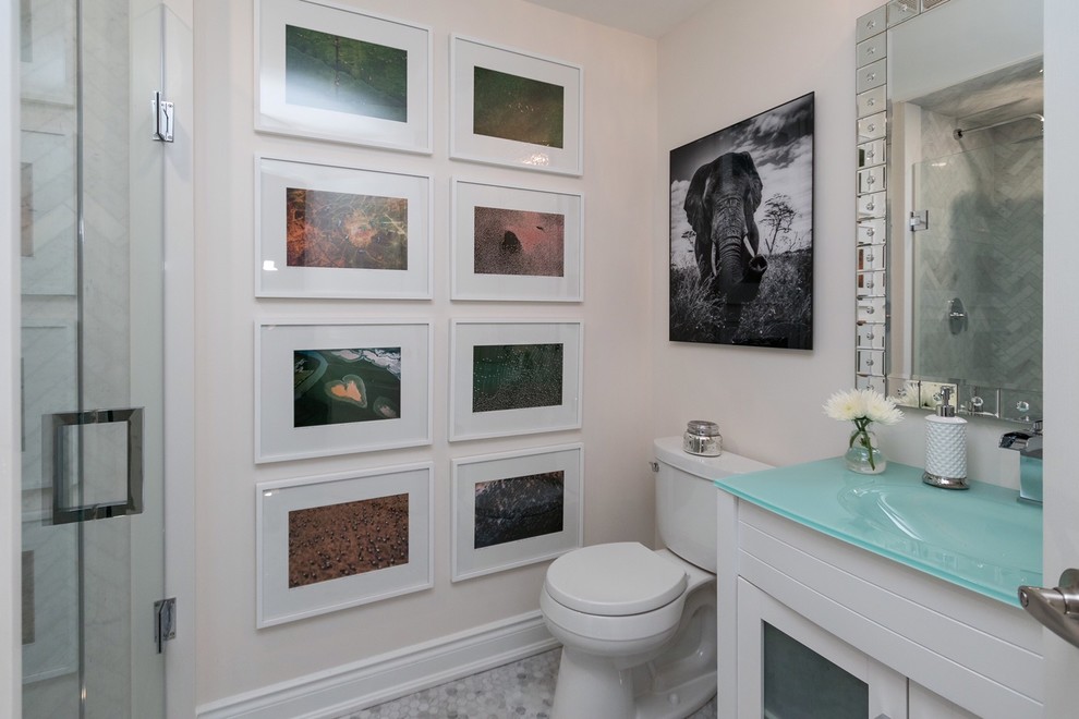 Пример оригинального дизайна: ванная комната среднего размера в современном стиле с стеклянными фасадами, белыми фасадами, душем в нише, раздельным унитазом, серой плиткой, мраморной плиткой, белыми стенами, мраморным полом, душевой кабиной, монолитной раковиной, стеклянной столешницей, серым полом, душем с распашными дверями и бирюзовой столешницей