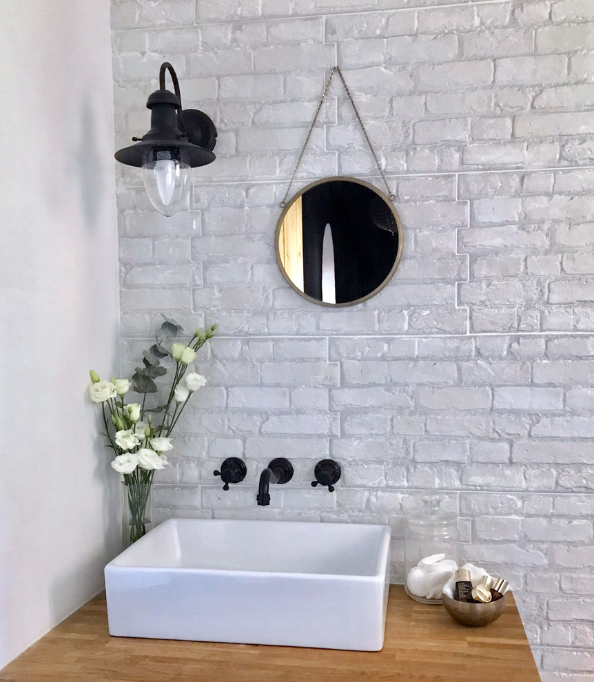 Inspiration för små eklektiska badrum med dusch, med vit kakel, keramikplattor och träbänkskiva