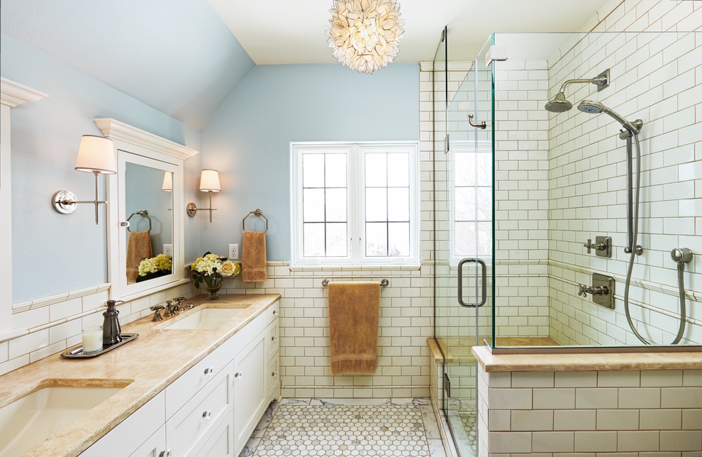 Источник вдохновения для домашнего уюта: ванная комната в стиле неоклассика (современная классика) с фасадами в стиле шейкер, белыми фасадами, угловым душем, белой плиткой, плиткой кабанчик, синими стенами, мраморным полом и врезной раковиной