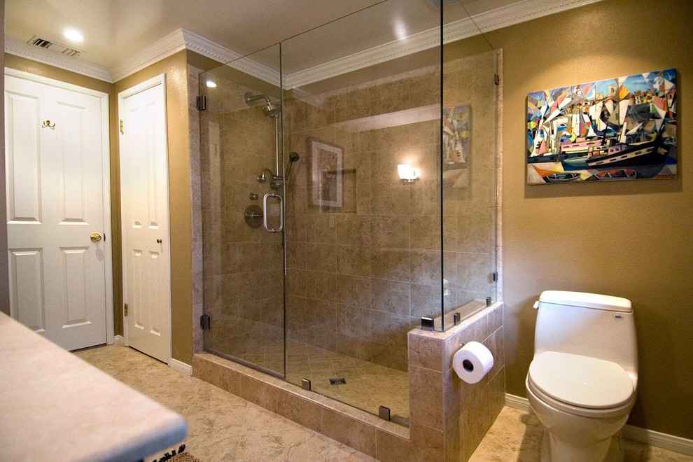Ispirazione per una stanza da bagno padronale minimalista con WC monopezzo, piastrelle beige, pareti beige, pavimento con piastrelle in ceramica, pavimento beige e top bianco