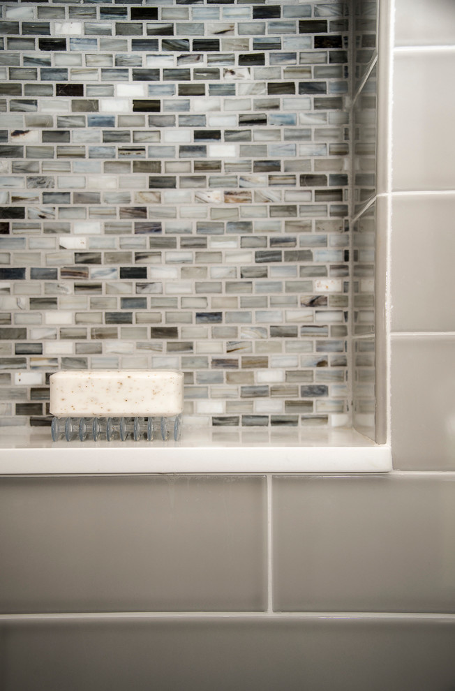 Aménagement d'une grande douche en alcôve principale classique avec des portes de placard grises, WC à poser, un carrelage gris, un mur blanc, un sol en carrelage de porcelaine et un lavabo encastré.