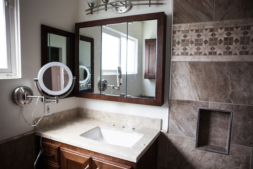Immagine di una piccola stanza da bagno con doccia design con ante con bugna sagomata, ante in legno scuro, pareti bianche e lavabo sottopiano