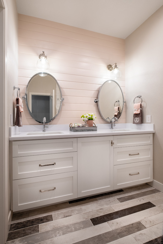 Immagine di una stanza da bagno padronale country di medie dimensioni con ante in stile shaker, ante bianche, pareti grigie, pavimento in vinile, lavabo sottopiano, top in quarzo composito, pavimento beige e top bianco