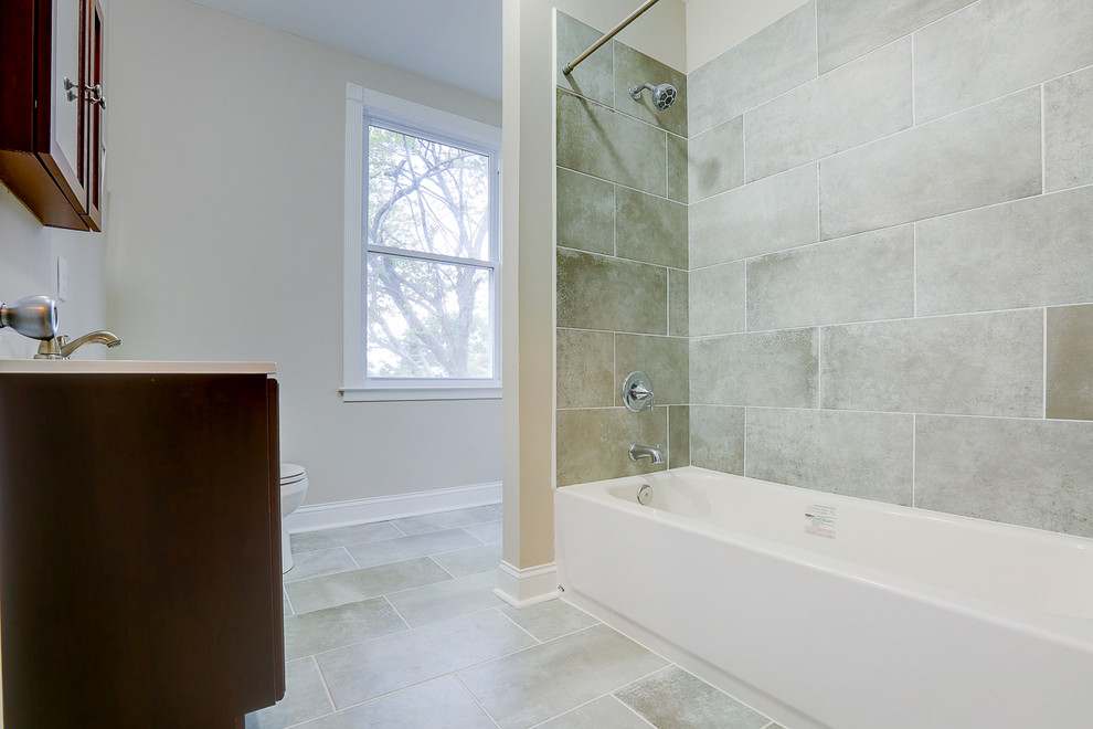 На фото: ванная комната среднего размера в классическом стиле с темными деревянными фасадами, ванной в нише, душем над ванной, раздельным унитазом, бежевыми стенами, полом из травертина, душевой кабиной и врезной раковиной