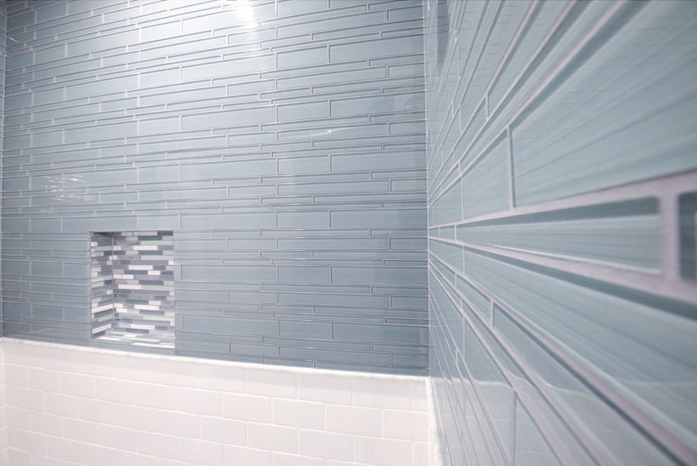 Foto på ett litet vintage badrum, med ett badkar i en alkov, en dusch/badkar-kombination, blå kakel och glaskakel