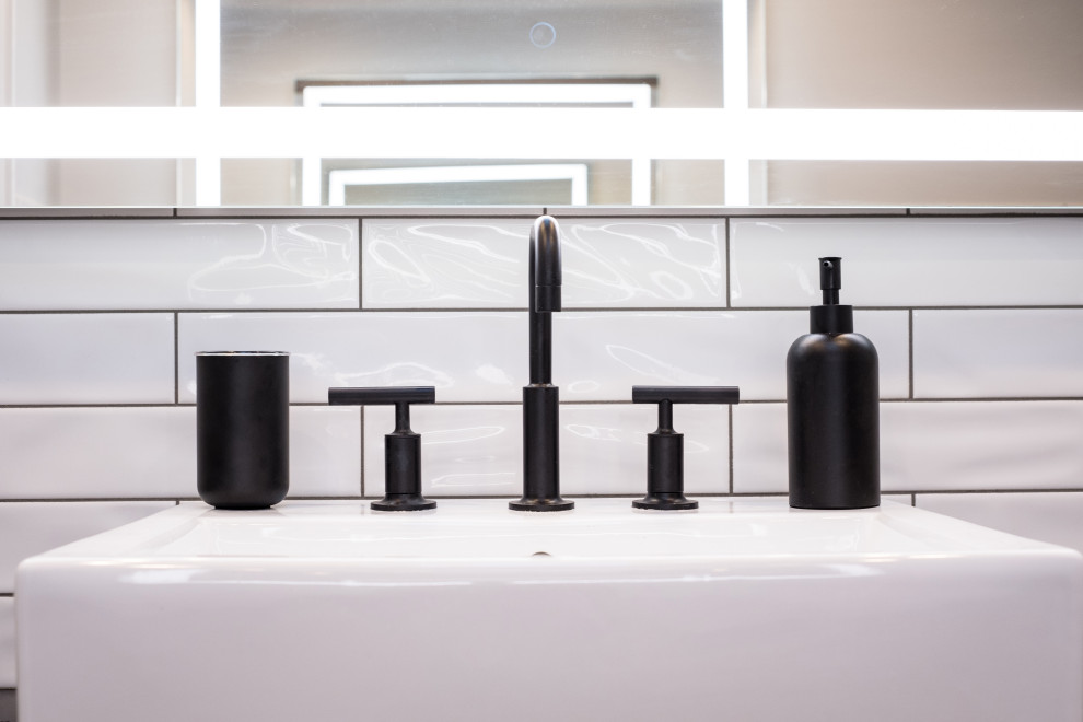 Idéer för ett mellanstort modernt svart en-suite badrum, med skåp i shakerstil, skåp i mellenmörkt trä, ett badkar i en alkov, en dusch/badkar-kombination, vit kakel, tunnelbanekakel, klinkergolv i porslin, ett fristående handfat, bänkskiva i akrylsten, grått golv och dusch med skjutdörr