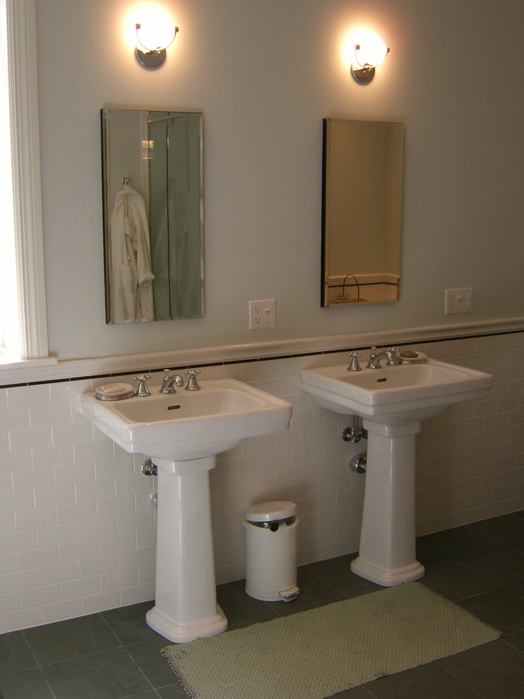 Exemple d'une douche en alcôve principale tendance en bois clair avec un lavabo de ferme, un placard à porte plane, un plan de toilette en granite, une baignoire sur pieds, un carrelage blanc, un carrelage métro, un mur blanc et un sol en ardoise.