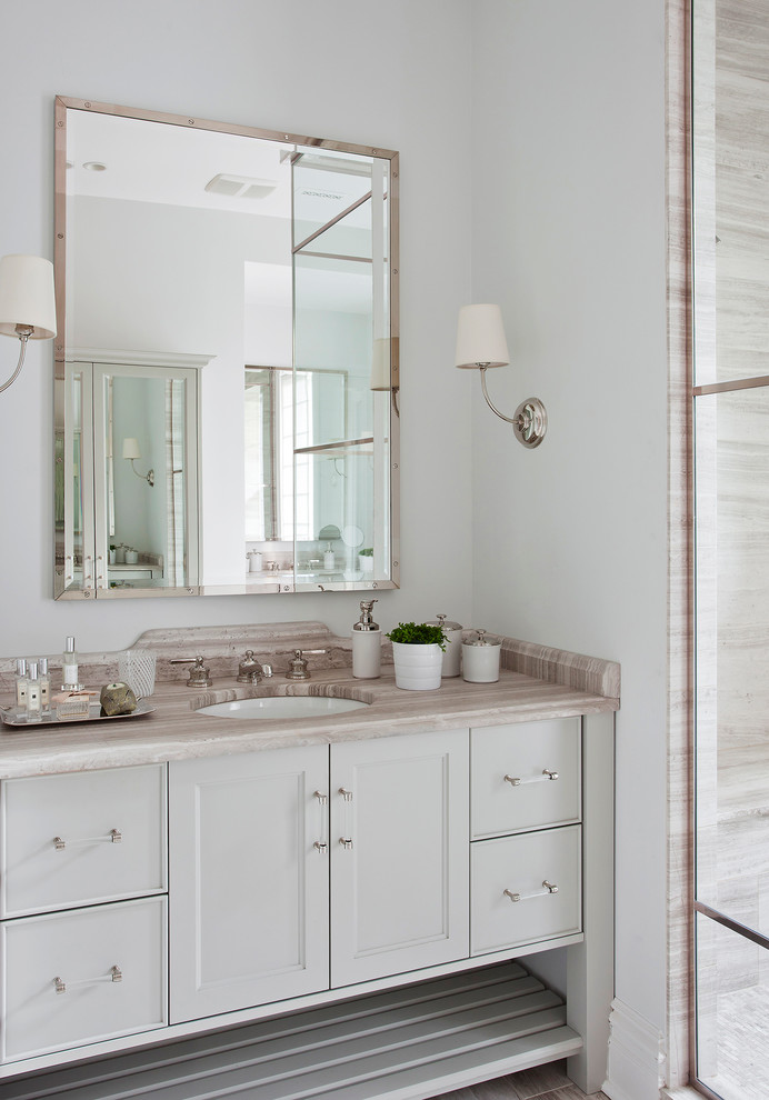 Inspiration för klassiska badrum, med luckor med infälld panel, grå skåp, ett undermonterad handfat och vita väggar