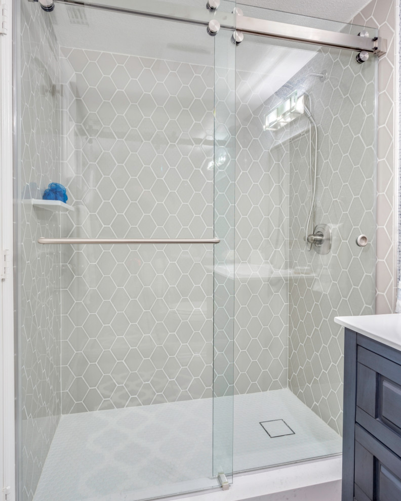 Exempel på ett stort maritimt vit vitt badrum, med blå skåp, en dusch i en alkov, keramikplattor, blå väggar, vinylgolv, brunt golv och dusch med skjutdörr