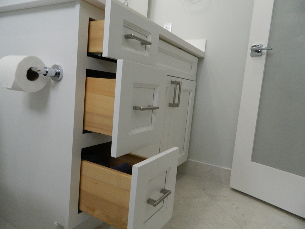 Foto de cuarto de baño minimalista con armarios estilo shaker, puertas de armario blancas, suelo de baldosas de porcelana, suelo gris y encimeras blancas