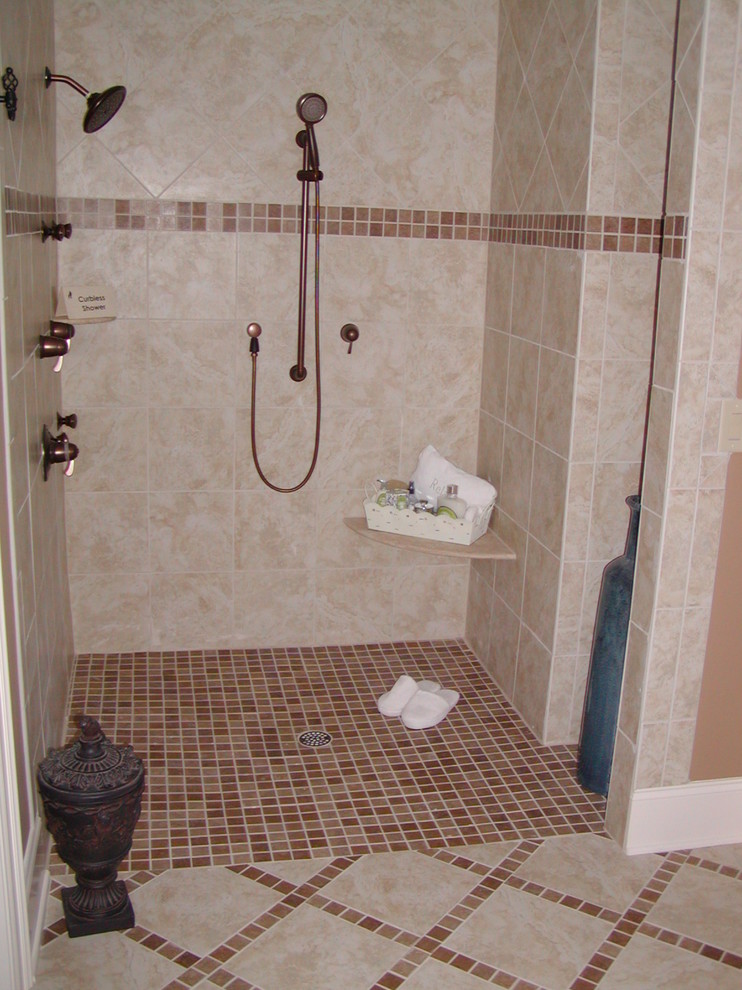 Exemple d'une salle de bain chic avec une douche à l'italienne, un carrelage beige et des carreaux de céramique.