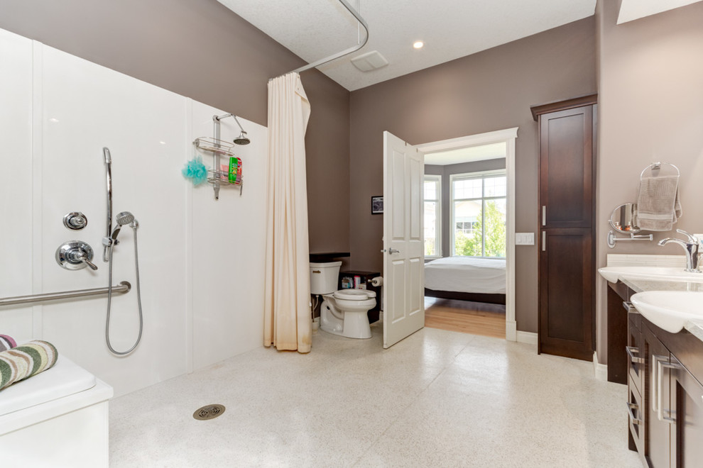 Exempel på ett stort klassiskt en-suite badrum, med ett fristående handfat, skåp i shakerstil, skåp i mörkt trä, bänkskiva i kvarts, en kantlös dusch, en toalettstol med separat cisternkåpa, vit kakel, porslinskakel, beige väggar och linoleumgolv