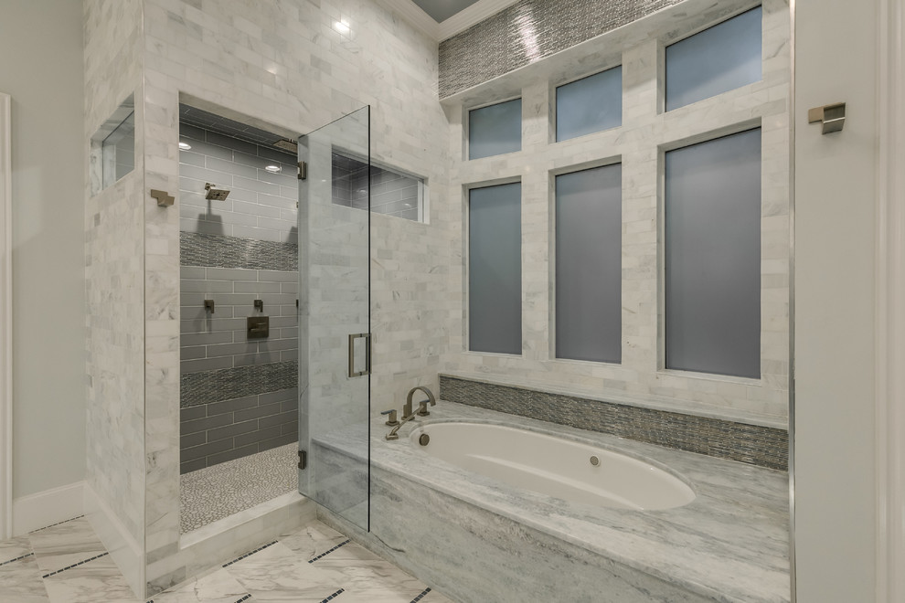 Cette image montre une grande salle de bain traditionnelle avec une cabine de douche à porte battante.