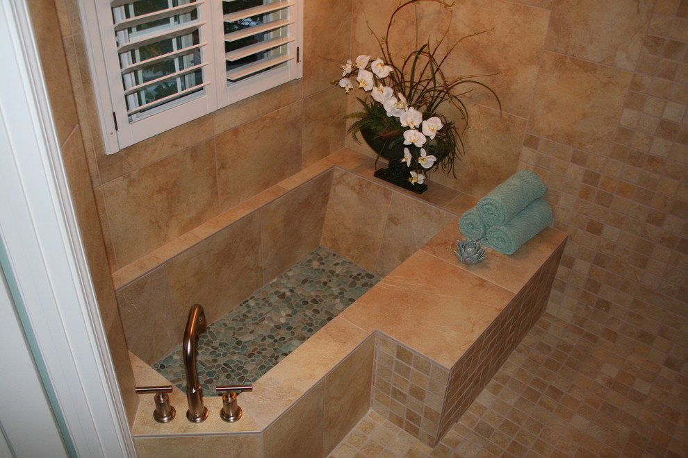 На фото: главная ванная комната среднего размера в восточном стиле с японской ванной, бежевой плиткой и керамической плиткой