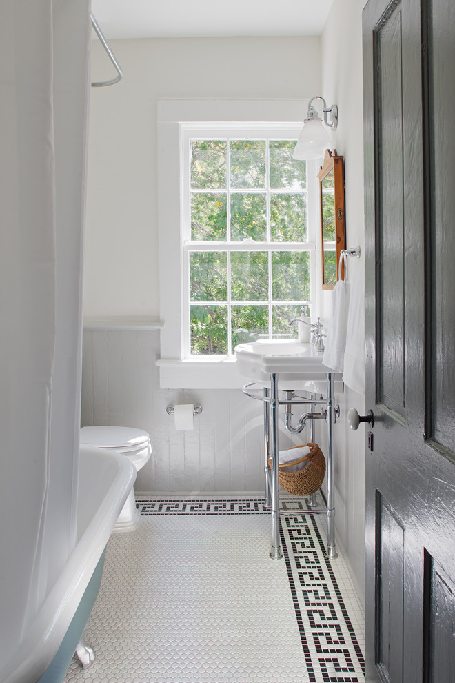Inspiration för små lantliga badrum med dusch, med ett badkar med tassar, en dusch/badkar-kombination, vita väggar, ett konsol handfat, vitt golv, dusch med duschdraperi och mosaikgolv