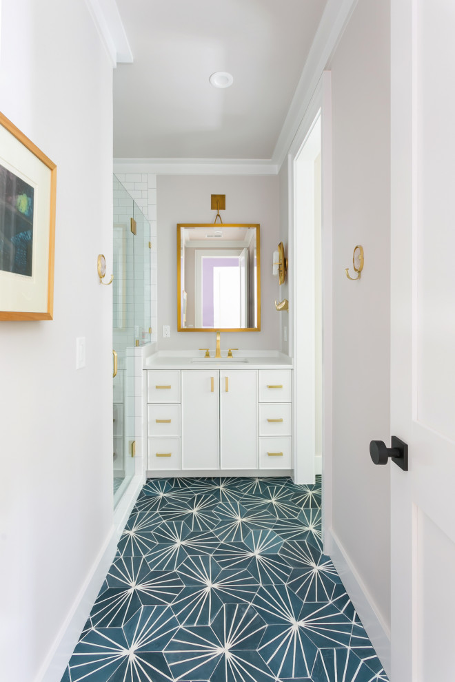 Свежая идея для дизайна: ванная комната в стиле неоклассика (современная классика) с плоскими фасадами, белыми фасадами, душем в нише, белой плиткой, серыми стенами, полом из цементной плитки, врезной раковиной, синим полом, душем с распашными дверями, тумбой под одну раковину и встроенной тумбой - отличное фото интерьера