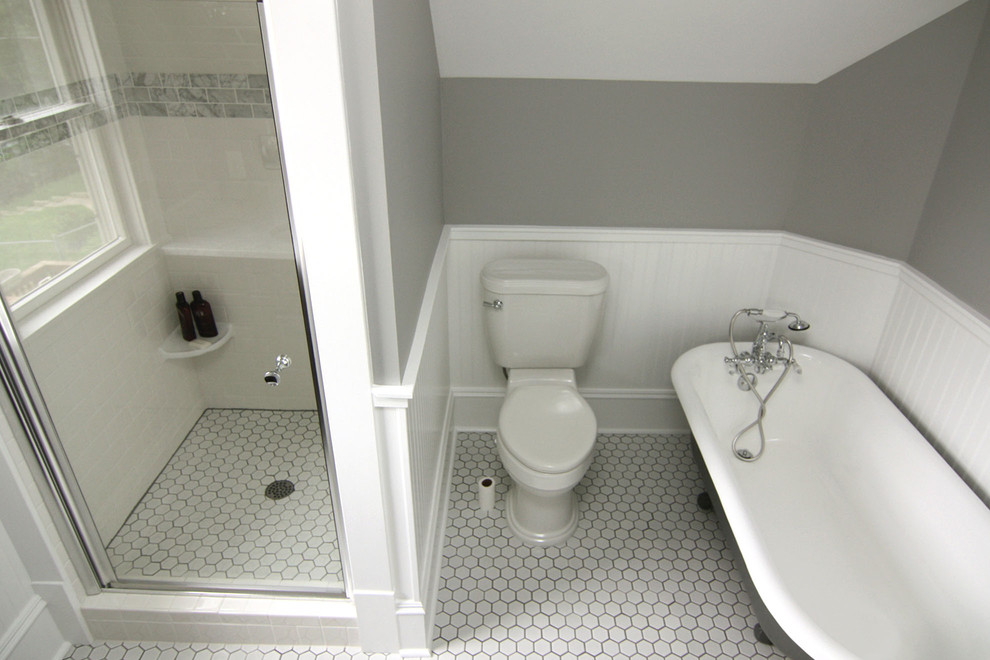 Kleines Klassisches Badezimmer En Suite mit freistehender Badewanne, Eckdusche, Wandtoilette mit Spülkasten, weißen Fliesen, Metrofliesen, grauer Wandfarbe und Keramikboden in Minneapolis