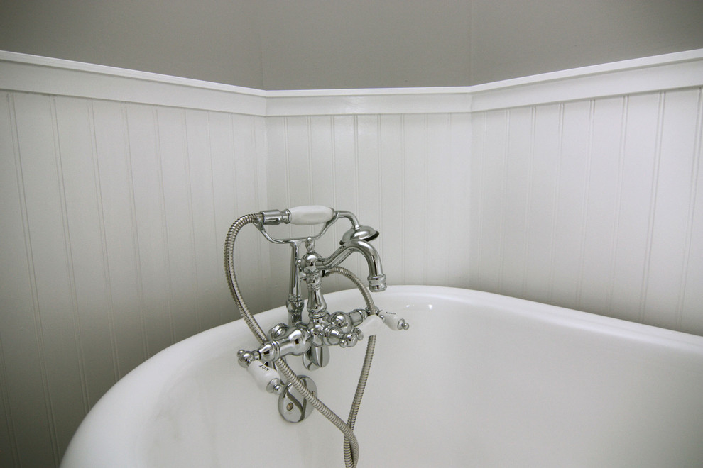 Idéer för små vintage en-suite badrum, med ett fristående badkar, en hörndusch, en toalettstol med separat cisternkåpa, vit kakel, tunnelbanekakel och cementgolv