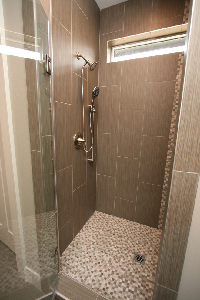 Пример оригинального дизайна: маленькая ванная комната в современном стиле с душем в нише, серой плиткой, керамогранитной плиткой, серыми стенами и полом из керамогранита для на участке и в саду