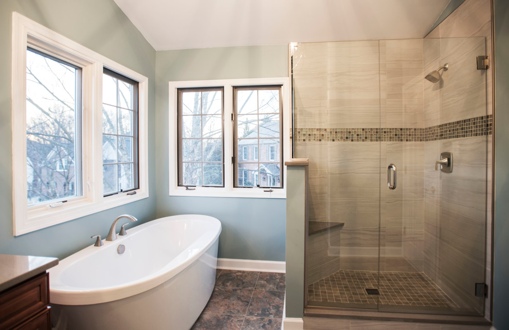 Пример оригинального дизайна: большая главная ванная комната в стиле неоклассика (современная классика) с фасадами с выступающей филенкой, светлыми деревянными фасадами, отдельно стоящей ванной, угловым душем, красной плиткой, керамогранитной плиткой, синими стенами, полом из винила и столешницей из искусственного кварца