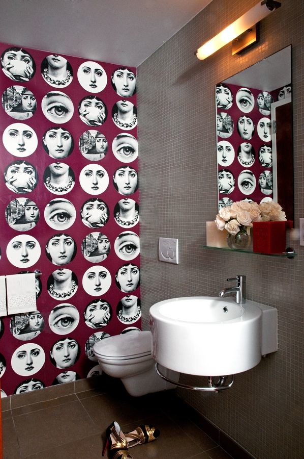 Kleines Modernes Duschbad mit Toilette mit Aufsatzspülkasten, braunen Fliesen, Zementfliesen, grauer Wandfarbe, Keramikboden und Wandwaschbecken in New York