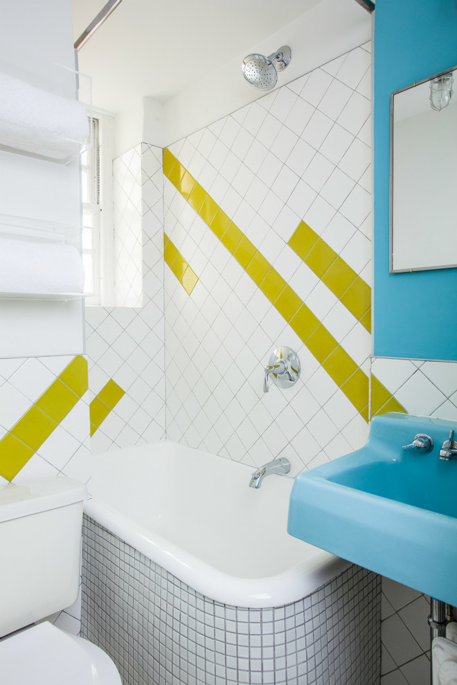 ニューヨークにある低価格の小さなエクレクティックスタイルのおしゃれなマスターバスルーム (壁付け型シンク、アルコーブ型浴槽、シャワー付き浴槽	、分離型トイレ、マルチカラーのタイル、セラミックタイル、セラミックタイルの床、マルチカラーの壁) の写真
