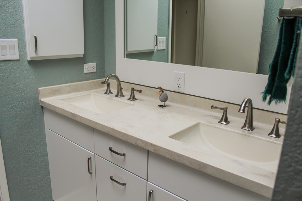 Modern inredning av ett mellanstort beige beige en-suite badrum, med släta luckor, vita skåp, en vägghängd toalettstol, vit kakel, keramikplattor, gröna väggar, klinkergolv i porslin, ett undermonterad handfat, bänkskiva i kvarts, beiget golv, dusch med gångjärnsdörr och en kantlös dusch