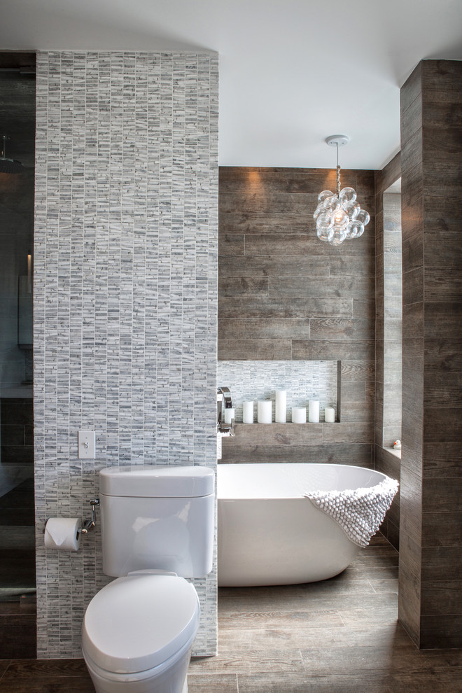 Идея дизайна: главная ванная комната в стиле рустика с отдельно стоящей ванной, раздельным унитазом и разноцветными стенами