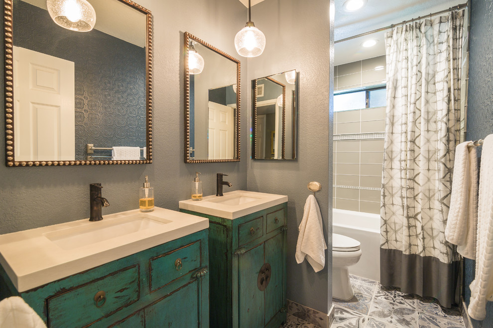 Foto på ett vintage en-suite badrum, med ett fristående handfat, skåp i slitet trä, ett badkar i en alkov, en dusch/badkar-kombination, beige kakel, grå väggar och släta luckor