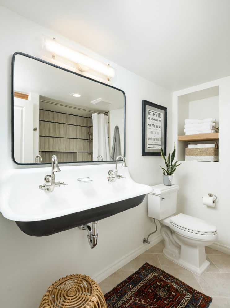 Стильный дизайн: маленькая детская ванная комната в стиле модернизм с черными фасадами, ванной в нише, душем над ванной, унитазом-моноблоком, бежевой плиткой, керамической плиткой, белыми стенами, полом из керамической плитки, подвесной раковиной, столешницей из бетона, бежевым полом, шторкой для ванной, белой столешницей, нишей, тумбой под две раковины и подвесной тумбой для на участке и в саду - последний тренд