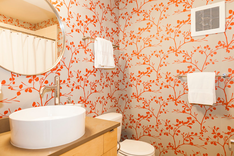 Exempel på ett mellanstort klassiskt badrum med dusch, med släta luckor, skåp i ljust trä, en toalettstol med separat cisternkåpa, flerfärgade väggar, ett fristående handfat och bänkskiva i akrylsten
