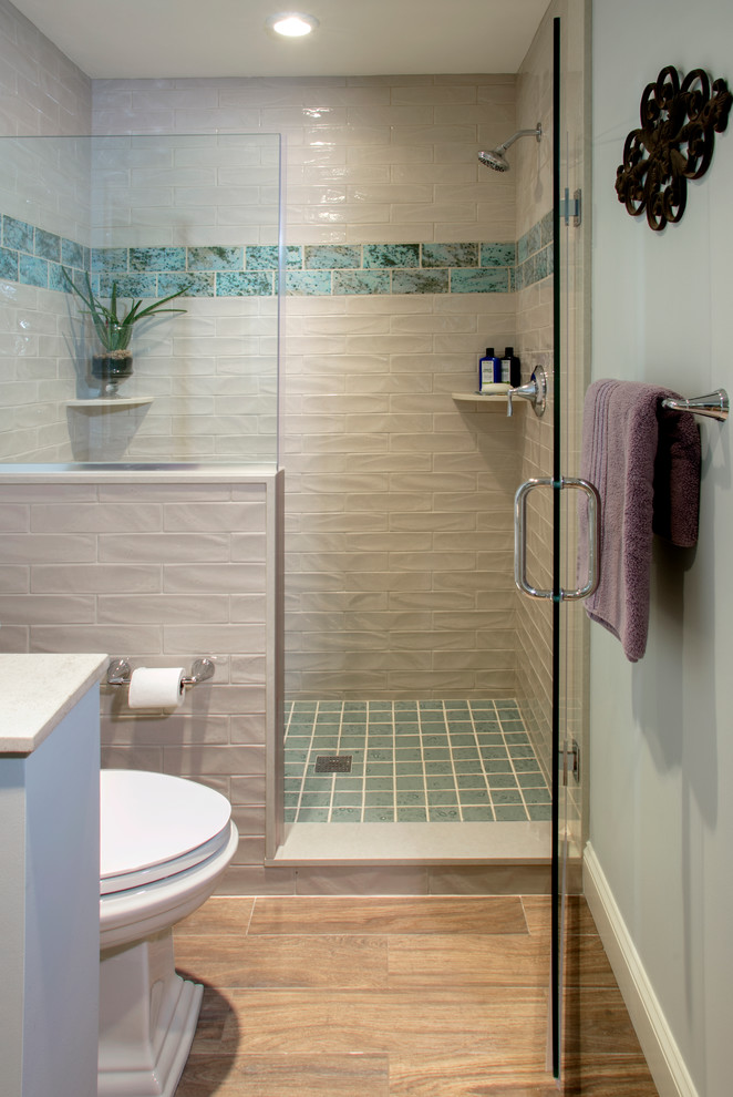 Bild på ett litet eklektiskt badrum, med skåp i shakerstil, vita skåp, en dusch i en alkov, en toalettstol med separat cisternkåpa, blå kakel, keramikplattor, blå väggar, klinkergolv i porslin, ett nedsänkt handfat och bänkskiva i kalksten