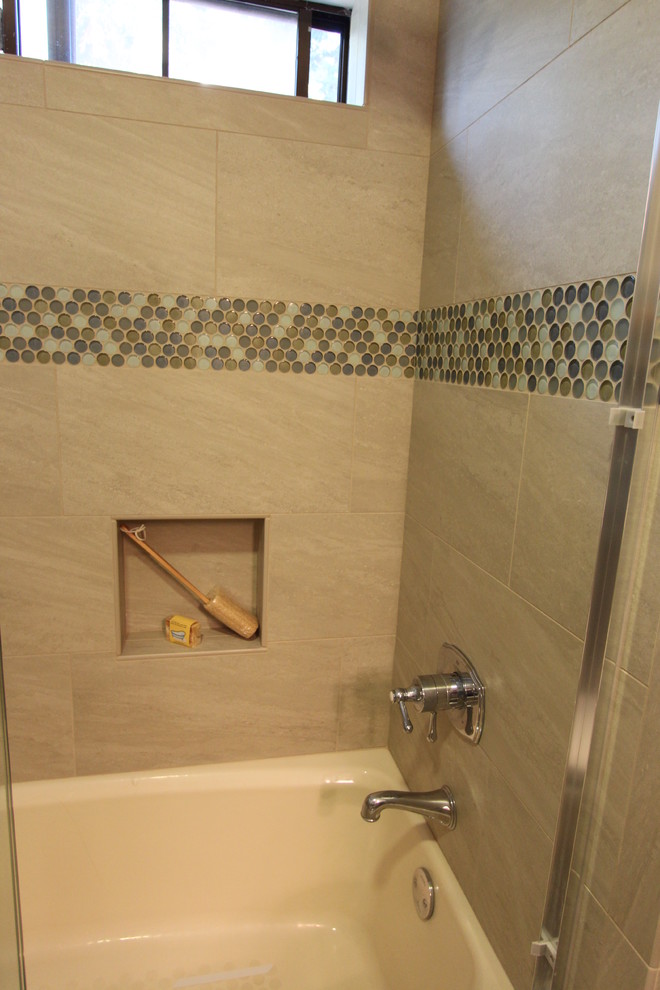 Bild på ett litet maritimt badrum för barn, med ett undermonterad handfat, luckor med infälld panel, vita skåp, bänkskiva i kvarts, ett badkar i en alkov, en dusch/badkar-kombination, en toalettstol med separat cisternkåpa, grön kakel, porslinskakel, blå väggar och klinkergolv i porslin