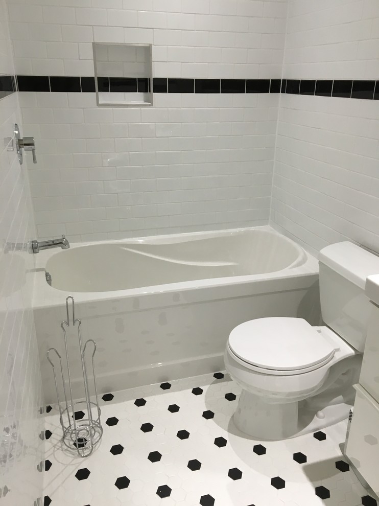 Immagine di una piccola stanza da bagno scandinava con ante lisce, ante bianche, vasca da incasso, doccia alcova, WC monopezzo, piastrelle bianche, piastrelle in ceramica, pareti bianche, pavimento con piastrelle a mosaico e lavabo integrato