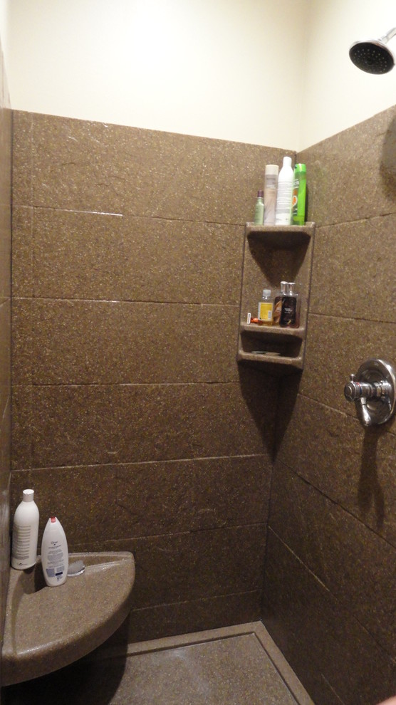 Ispirazione per una stanza da bagno padronale chic di medie dimensioni con pareti beige, doccia alcova, piastrelle marroni e piastrelle in ceramica