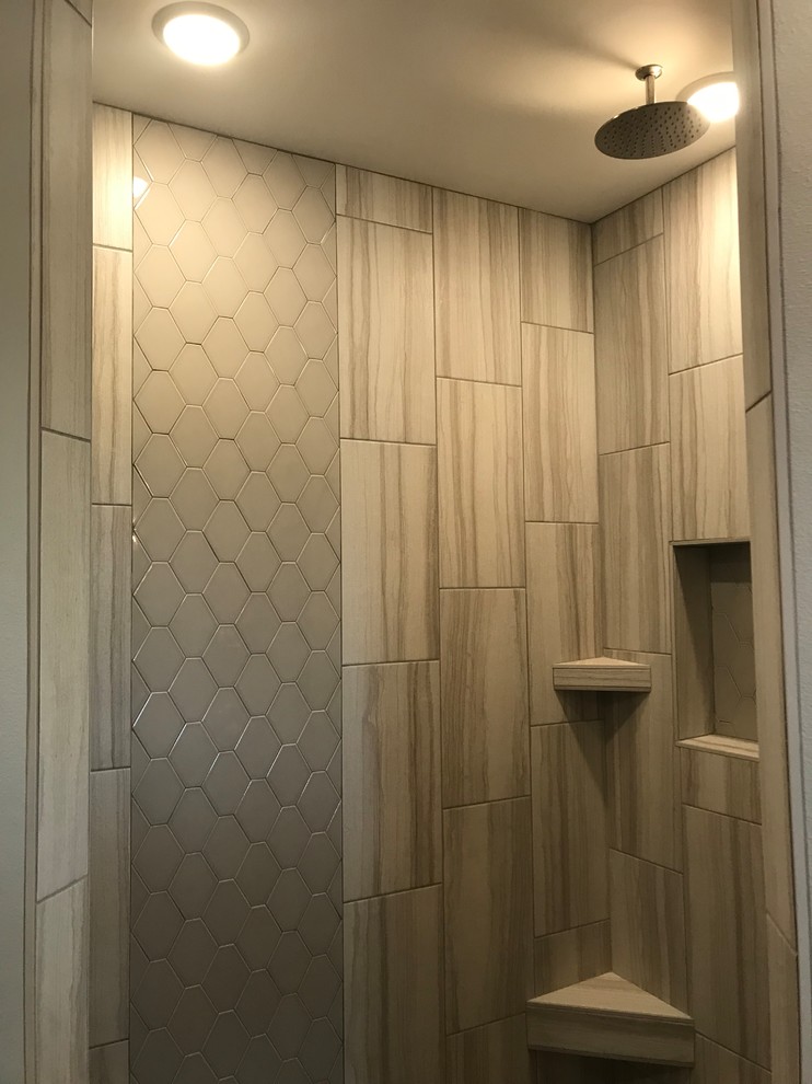 Aménagement d'une grande salle de bain principale classique en bois foncé avec un placard à porte shaker, une baignoire posée, WC séparés, un mur gris, un lavabo intégré, un plan de toilette en onyx et un plan de toilette beige.