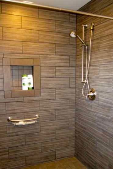 Diseño de cuarto de baño contemporáneo con ducha a ras de suelo, baldosas y/o azulejos grises y baldosas y/o azulejos de porcelana