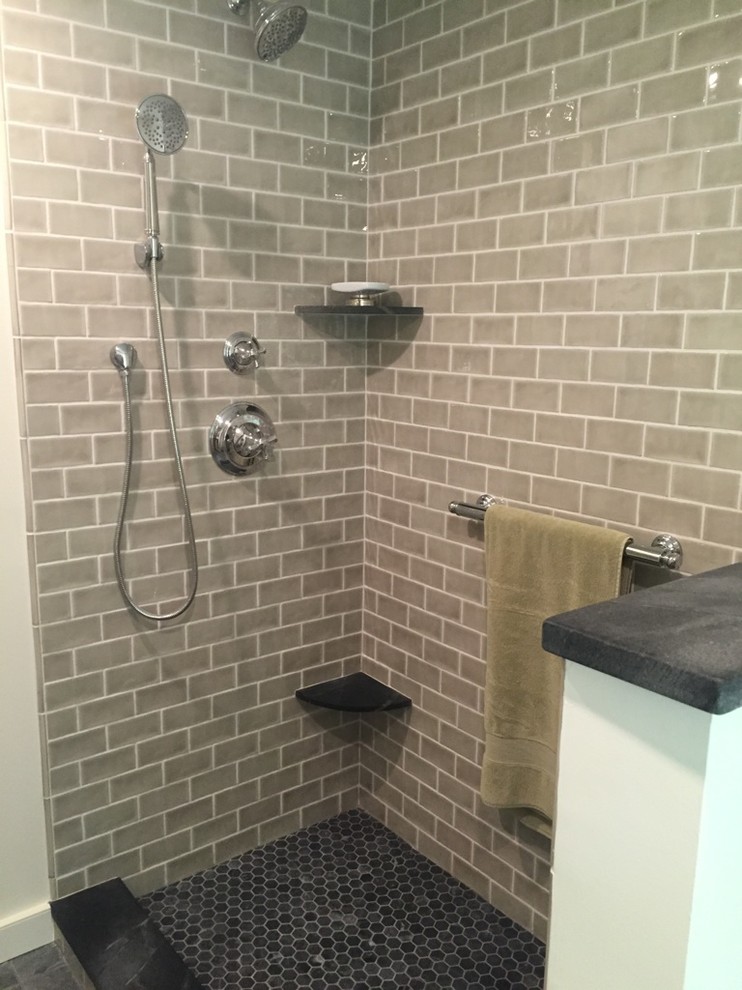 Modelo de cuarto de baño principal de estilo de casa de campo pequeño con baldosas y/o azulejos negros, baldosas y/o azulejos de piedra, suelo de pizarra y encimera de esteatita