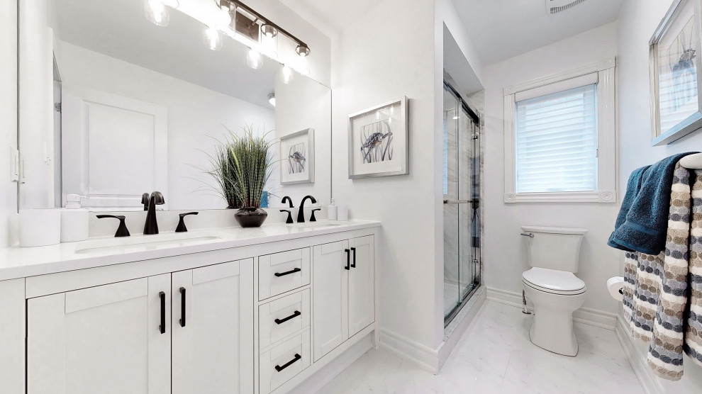Furnish a New Home, for New Canadians! Bathroom Toronto by Lori