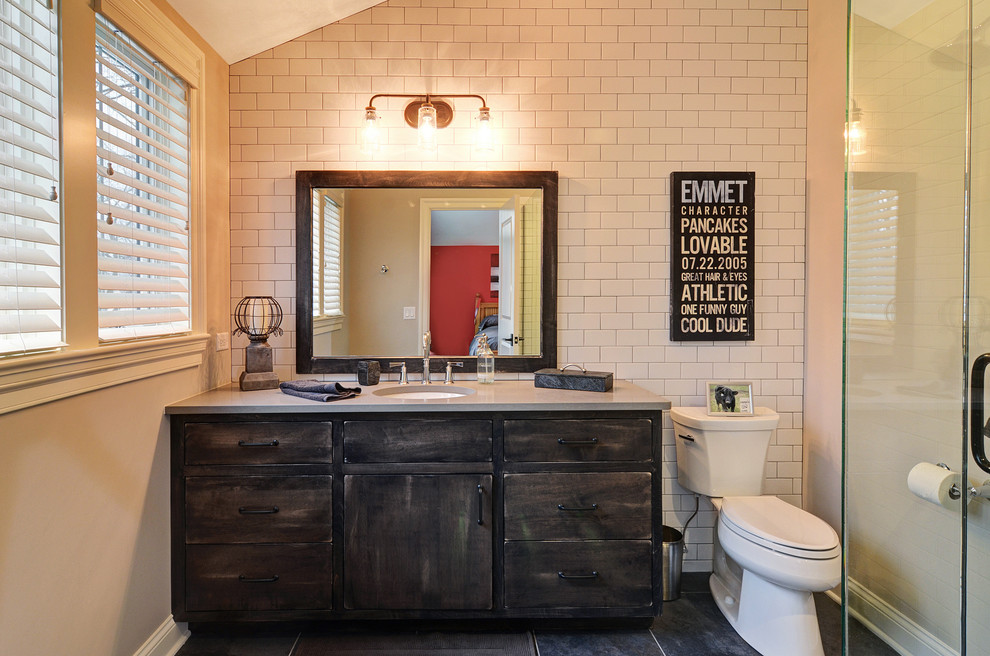 Пример оригинального дизайна: ванная комната в стиле лофт с угловым душем, раздельным унитазом, белой плиткой, плиткой кабанчик, серыми стенами, врезной раковиной, серой столешницей и зеркалом с подсветкой