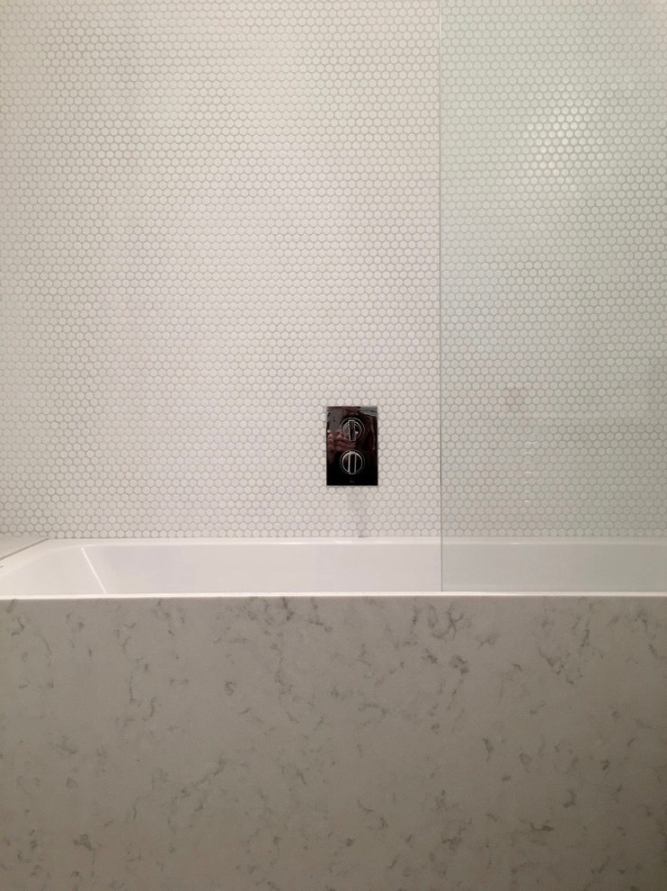 Exempel på ett mellanstort modernt en-suite badrum, med släta luckor, vita skåp, ett platsbyggt badkar, en dusch/badkar-kombination, en vägghängd toalettstol, vita väggar, klinkergolv i keramik, ett nedsänkt handfat och bänkskiva i kvarts