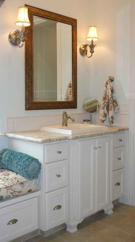 На фото: главная ванная комната в классическом стиле с накладной раковиной, фасадами с утопленной филенкой, белыми фасадами, мраморной столешницей, накладной ванной, раздельным унитазом, зеленой плиткой, каменной плиткой, зелеными стенами и мраморным полом