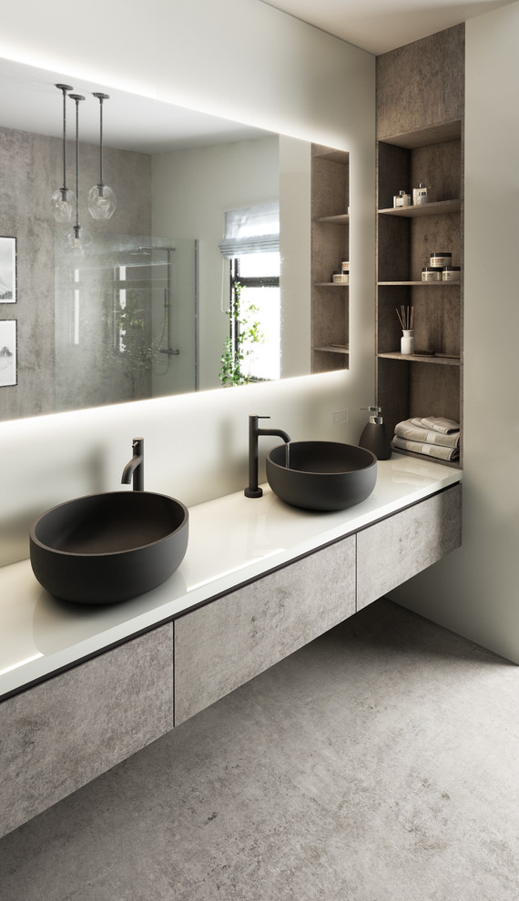 Идея дизайна: ванная комната в современном стиле с плоскими фасадами, серыми фасадами, белыми стенами, настольной раковиной, серым полом и белой столешницей
